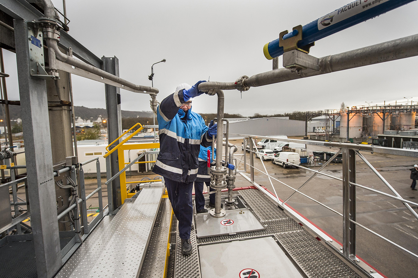 Poste de chargement sécurisé, Pacquet